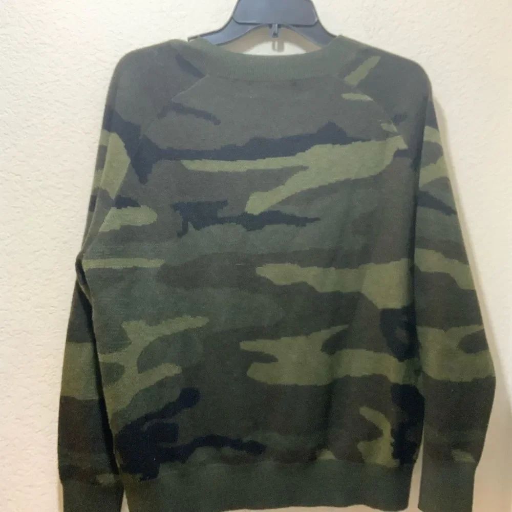 John + Jenn V-neck Fitz Green Camo Sweater S/P - Picture 5 of 8